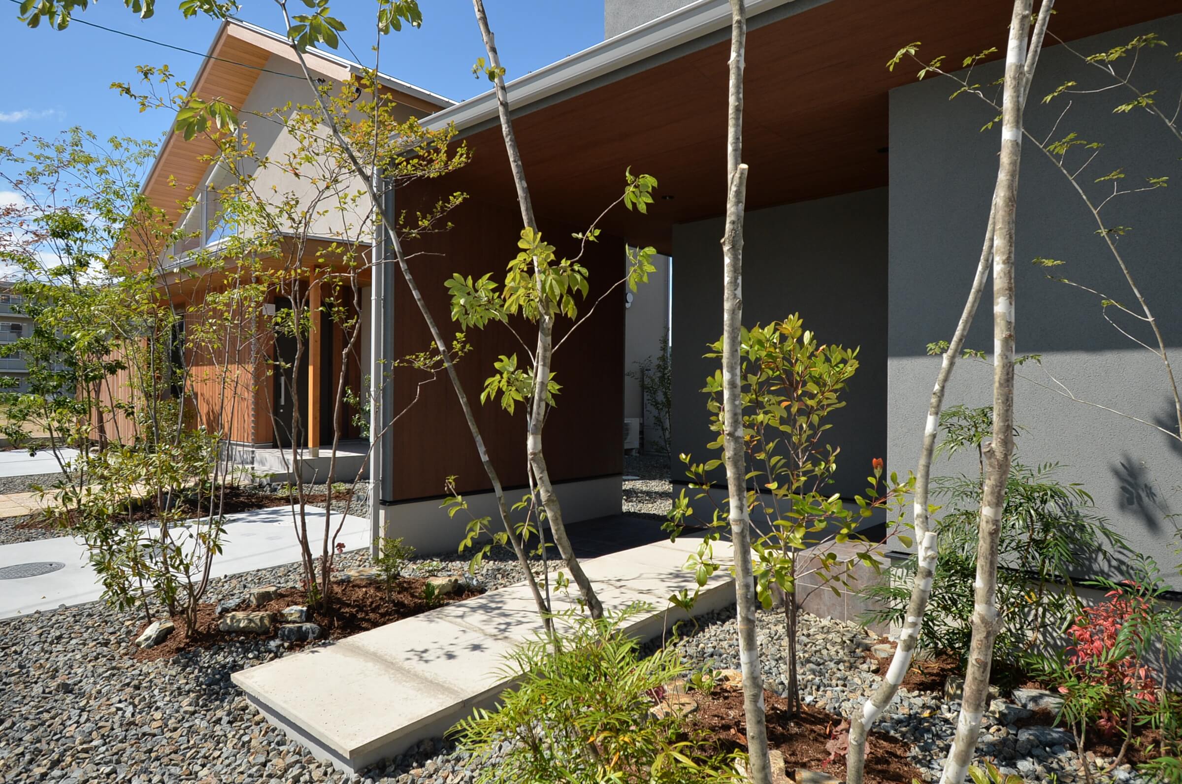 自然の中にあるような玄関アプローチ お庭の実例 福山市の外構 エクステリア 庭のデザインと施工なら ロケーションのある暮らしを そらやlandscape