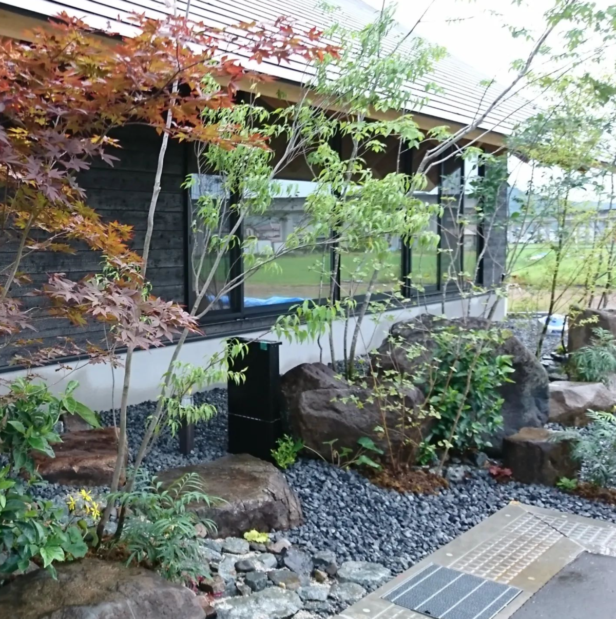 石と緑の平屋の庭